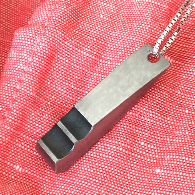 刀匠の作る鐡の逸品 月光舎】本物の日本刀から切り出しました。太刀切断ペンダント、二筋樋 日本刀 ネックレス